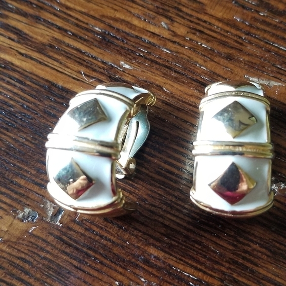 VINTAGE clip on earrings they are little over an inch big - Picture 1 of 3